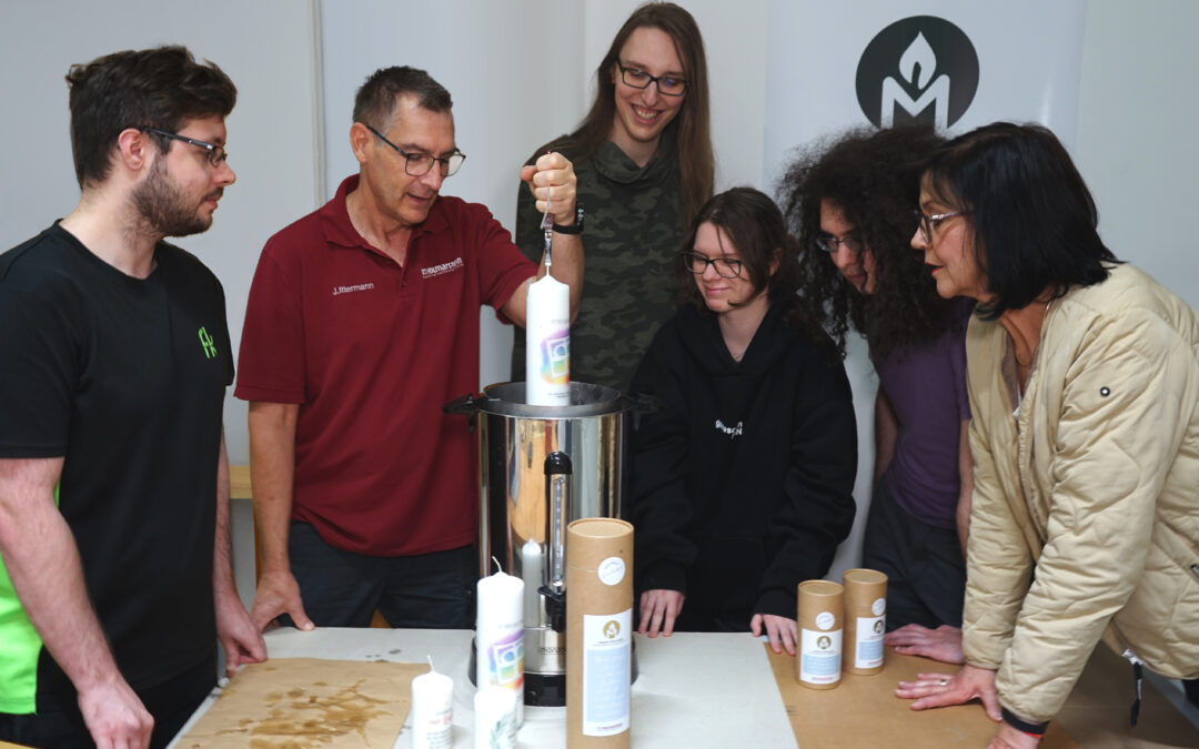 Sebastian Albinski, Ausbilder Jörg Ittermann, Tore Busch, Celia Hilkhausen, Serhat Kocaaslan und Geschäftsbereichsleiterin Sabine Riddermann.